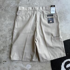 Men's  Dickies Baggy Shorts NWT Size 40 Tan Cream